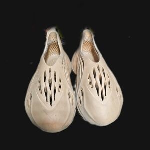 Yeezy Foam RNNR Sand